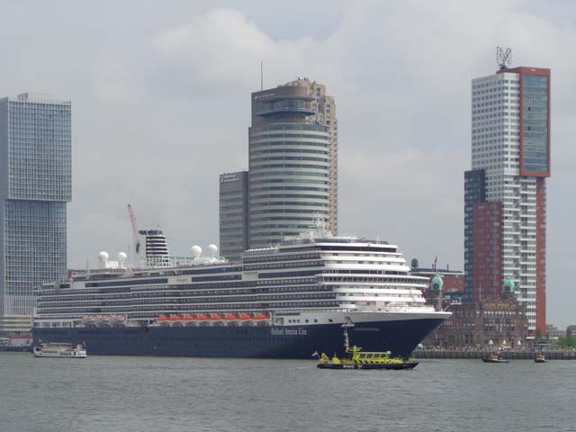 Cruiseschip ms Koningsdam van de Holland America Line aan de Cruise Terminal Rotterdam